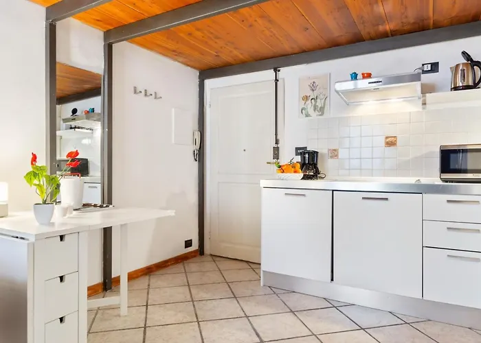 Guesthost - Modern Flat - 3 Mins From Duomo Square شقة *