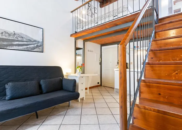 Guesthost - Modern Flat - 3 Mins From Duomo Square شقة