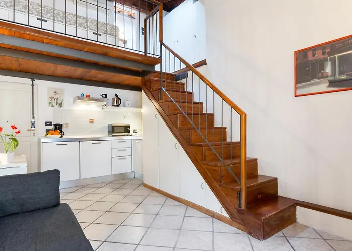 Guesthost - Modern Flat - 3 Mins From Duomo Square فلورنس
