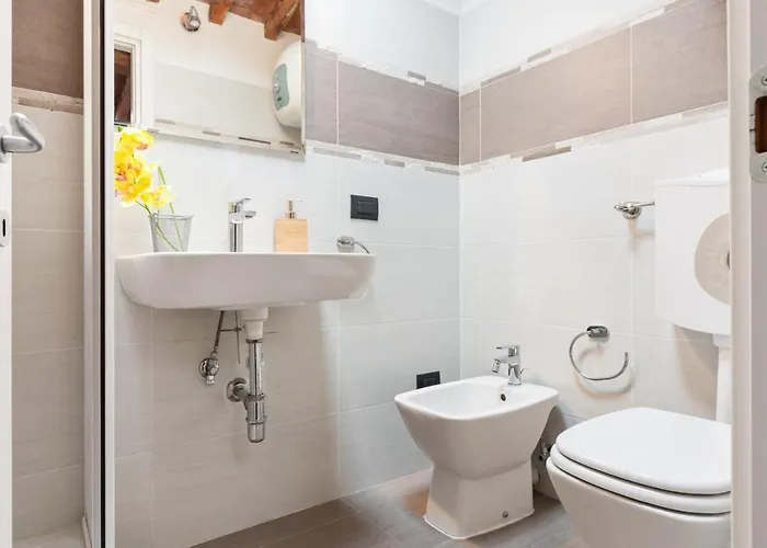 Guesthost - Modern Flat - 3 Mins From Duomo Square فلورنس