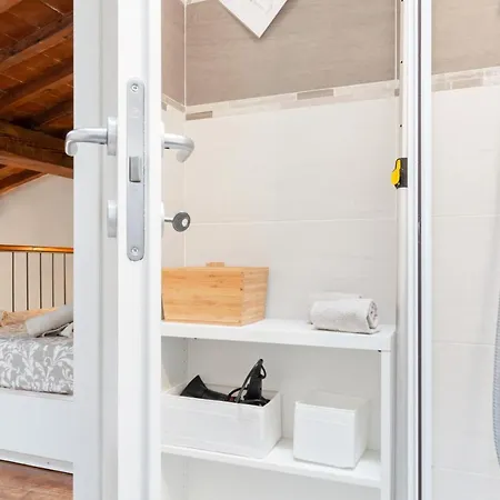 Apartment Guesthost - Modern Flat - 3 Mins From Duomo Square *