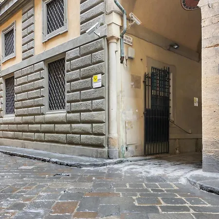 Guesthost - Modern Flat - 3 Mins From Duomo Square * Florencia